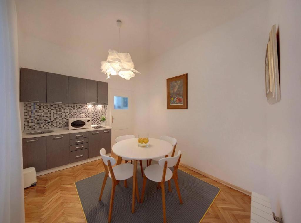 Ferienwohnung Square 12 Osijek Exterior foto
